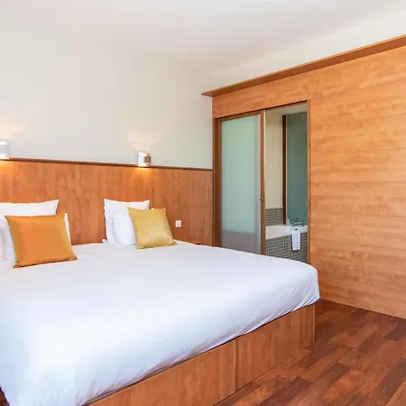 Western Le Canard Sur Le Toit